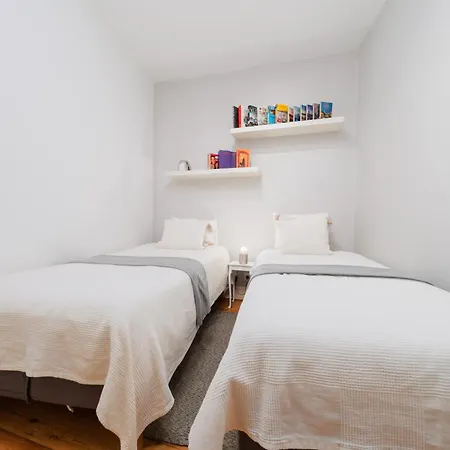 Апартаменти Luxurious 4br In Lisbon, Sleeps 10 *